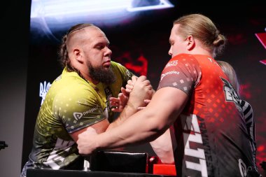 KYIV, UKRAINE, OKTOBER 30, 2021: Profesyonel Bilek Güreşçileri Alex Kurdecha ve Tobias Sporrong PAL 'de TOP 8 Turnuvasında - Kyiv şehrinde Parimatch HUB' de Profesyonel Bilek Güreşi Ligi