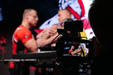 KYIV, UKRAINE, OCTOBER 30, 2021: Profesyonel Bilek Güreşçileri Uzman Bilek Güreşçileri Antonovics ve Oleg Petrenko, PAL 'deki TOP 8 Turnuvası video kamera ekranında