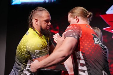 KYIV, UKRAINE, OKTOBER 30, 2021: Profesyonel Bilek Güreşçileri Alex Kurdecha ve Tobias Sporrong PAL 'de TOP 8 Turnuvasında - Kyiv şehrinde Parimatch HUB' de Profesyonel Bilek Güreşi Ligi