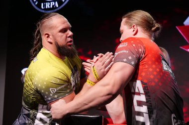 KYIV, UKRAINE, OKTOBER 30, 2021: Profesyonel Bilek Güreşçileri Alex Kurdecha ve Tobias Sporrong PAL 'de TOP 8 Turnuvasında - Kyiv şehrinde Parimatch HUB' de Profesyonel Bilek Güreşi Ligi