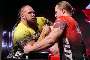 KYIV, UKRAINE, OKTOBER 30, 2021: Profesyonel Bilek Güreşçileri Alex Kurdecha ve Tobias Sporrong PAL 'de TOP 8 Turnuvasında - Kyiv şehrinde Parimatch HUB' de Profesyonel Bilek Güreşi Ligi