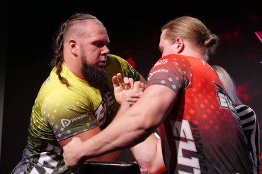 KYIV, UKRAINE, OKTOBER 30, 2021: Profesyonel Bilek Güreşçileri Alex Kurdecha ve Tobias Sporrong PAL 'de TOP 8 Turnuvasında - Kyiv şehrinde Parimatch HUB' de Profesyonel Bilek Güreşi Ligi