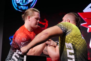 KYIV, UKRAINE, OKTOBER 30, 2021: Profesyonel Bilek Güreşçileri Tobias Sporrong ve Alex Kurdecha PAL 'de TOP 8 Turnuvasında - Kyiv şehrinde Parimatch HUB' de Profesyonel Bilek Güreşi Ligi