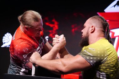 KYIV, UKRAINE, OKTOBER 30, 2021: Profesyonel Bilek Güreşçileri Tobias Sporrong ve Alex Kurdecha PAL 'de TOP 8 Turnuvasında - Kyiv şehrinde Parimatch HUB' de Profesyonel Bilek Güreşi Ligi