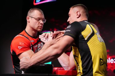 KYIV, UKRAINE, OCTOBER 30, 2021: Profesyonel Bilek Güreşçileri Raimonds Antonovics ve Oleg Petrenko PAL 'de Zirve 8 Turnuvasında