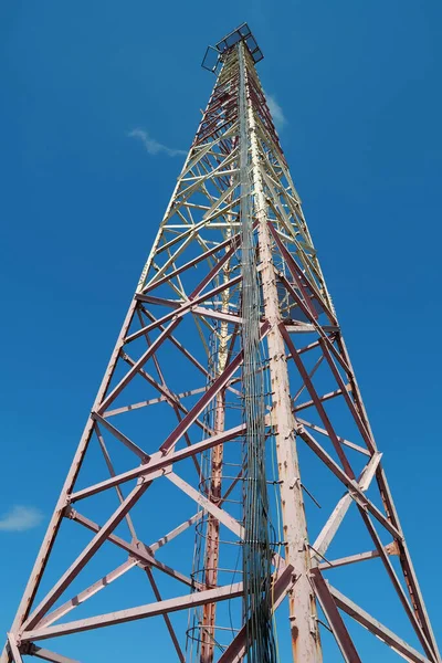 Grande Torre Metal Fundo Azul — Fotografia de Stock