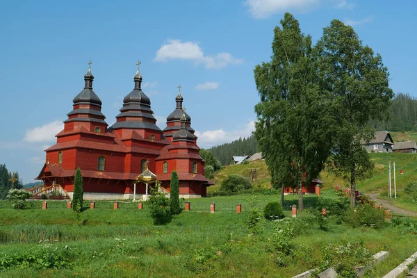 Nový Červený Dřevěný Kostel Vesnici Volosianka Karpat Ukrajina — Stock fotografie
