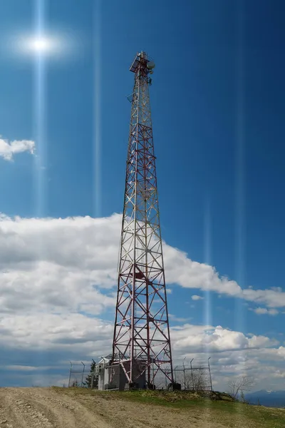 Grande Torre Metal Fundo Azul Luzes Listras — Fotografia de Stock