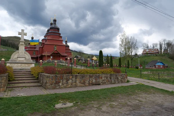 Dwie Świątynie Miejscowości Volosianka Karpatach Ukraina — Zdjęcie stockowe