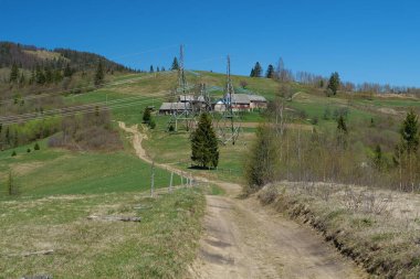 Küçük köyün yakınlarındaki büyük elektrik iletim kuleleri