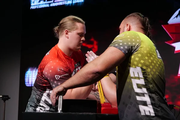 KYIV, UKRAINE, OKTOBER 30, 2021: Profesyonel Bilek Güreşçileri Tobias Sporrong ve Alex Kurdecha PAL 'de TOP 8 Turnuvasında - Kyiv şehrinde Parimatch HUB' de Profesyonel Bilek Güreşi Ligi