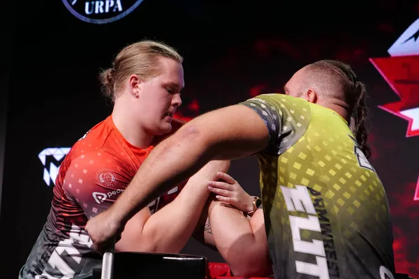 KYIV, UKRAINE, OKTOBER 30, 2021: Profesyonel Bilek Güreşçileri Tobias Sporrong ve Alex Kurdecha PAL 'de TOP 8 Turnuvasında - Kyiv şehrinde Parimatch HUB' de Profesyonel Bilek Güreşi Ligi