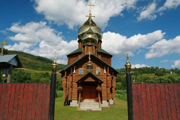 Iglesia Las Montañas Los Cárpatos Aldea Repinne Óblast Zakarpattia Ucrania — Foto de Stock
