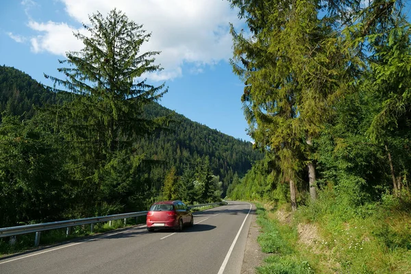Czerwony Samochód Jedzie Piękną Drogą Przez Las Góry — Zdjęcie stockowe