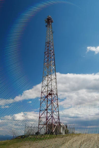 Großer Metallturm Auf Blauem Hintergrund Und Elektromagnetischer Strahlung — Stockfoto