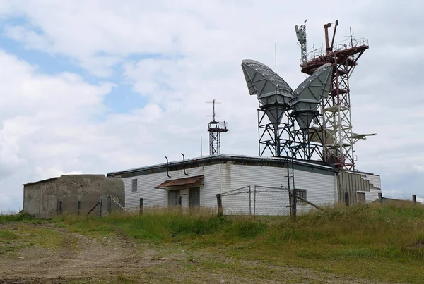 Meteoroloji Istasyonu Televizyon Antenleri Gökyüzü Arka Planında Boynuz Antenleri — Stok fotoğraf