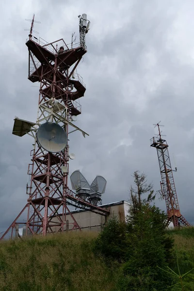 Antenner Meteorologiska Station Och Bergen — Stockfoto