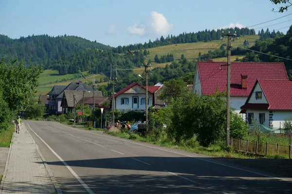 Casas Perto Estrada Nas Montanhas Cárpatas Aldeia Repinne Oblast Zakarpattia — Fotografia de Stock