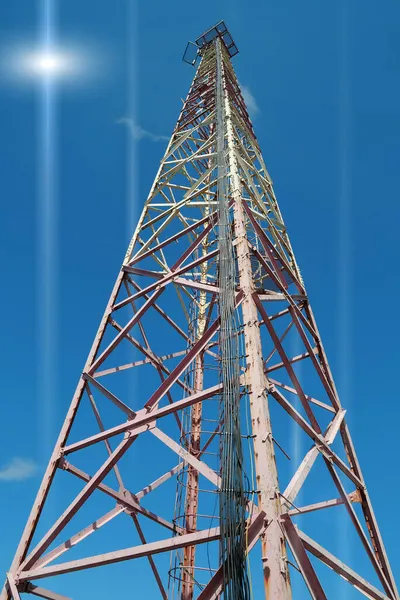 Duża Metalowa Wieża Niebieskim Tle Paski Światła — Zdjęcie stockowe