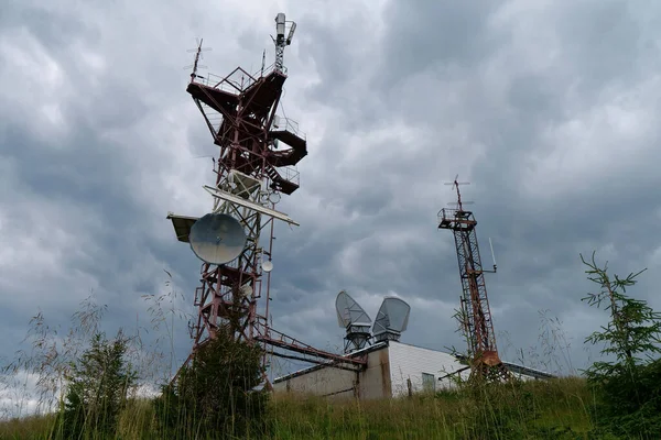 Антенны Метеорологической Станции Горах Грозовые Облака — стоковое фото