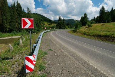 Ukrayna 'daki Karpat Dağları' nda nehir kıyısında güzel bir yol