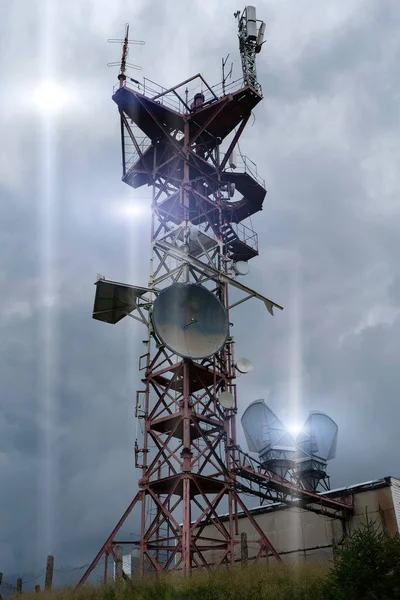 Anteny Stacji Meteorologicznej Oraz Dwie Duże Anteny Klaksonowe Pasy Świetlne — Zdjęcie stockowe