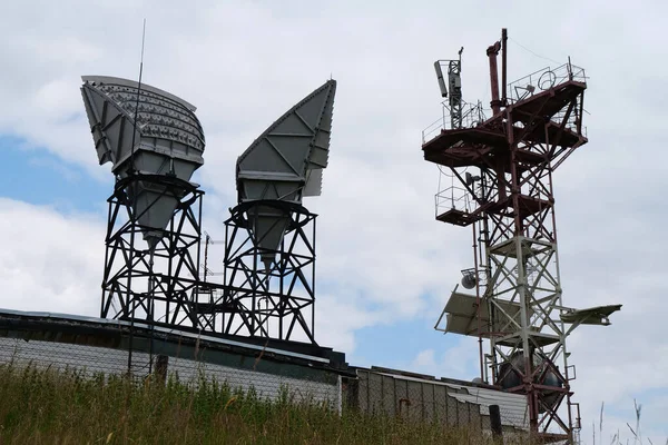 Meteorológiai Állomás Televízió Antennái Hegyekben Két Szarvantenna Égbolton — Stock Fotó