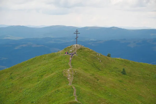Hikers Big Metal Cross Carpathian Mountains Ukraine Polonina Borzhava Mountain — Stock Photo, Image