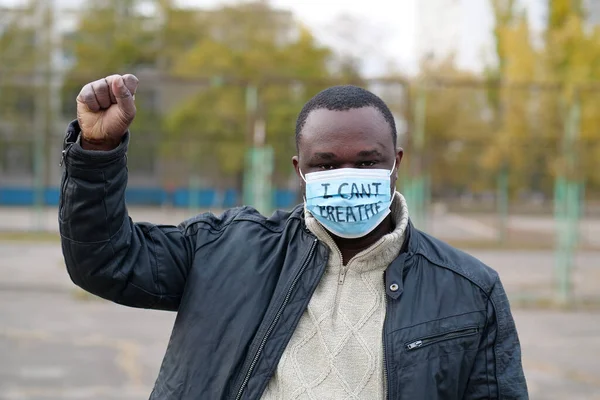 Hombre Afroamericano Activista Máscara Médica Con Una Inscripción Puedo Breathe — Foto de Stock