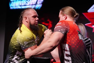 KYIV, UKRAINE, OKTOBER 30, 2021: Profesyonel Bilek Güreşçileri Alex Kurdecha ve Tobias Sporrong PAL 'de TOP 8 Turnuvasında - Kyiv şehrinde Parimatch HUB' de Profesyonel Bilek Güreşi Ligi