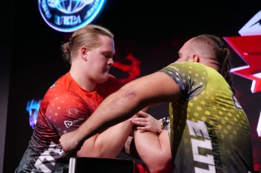 KYIV, UKRAINE, OKTOBER 30, 2021: Profesyonel Bilek Güreşçileri Tobias Sporrong ve Alex Kurdecha PAL 'de TOP 8 Turnuvasında - Kyiv şehrinde Parimatch HUB' de Profesyonel Bilek Güreşi Ligi