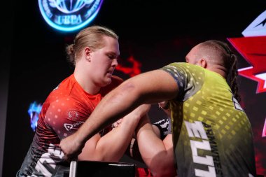 KYIV, UKRAINE, OKTOBER 30, 2021: Profesyonel Bilek Güreşçileri Tobias Sporrong ve Alex Kurdecha PAL 'de TOP 8 Turnuvasında - Kyiv şehrinde Parimatch HUB' de Profesyonel Bilek Güreşi Ligi