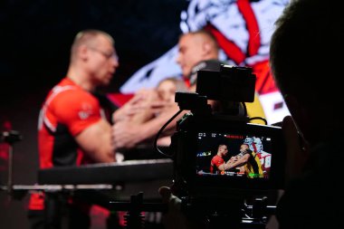 KYIV, UKRAINE, OCTOBER 30, 2021: Profesyonel Bilek Güreşçileri Uzman Bilek Güreşçileri Antonovics ve Oleg Petrenko, PAL 'deki TOP 8 Turnuvası video kamera ekranında