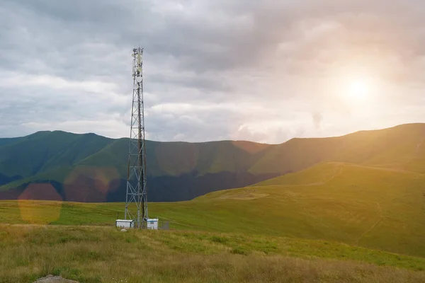 Torre Celular Nuvens Tempestade Pôr Sol Nas Montanhas — Fotografia de Stock