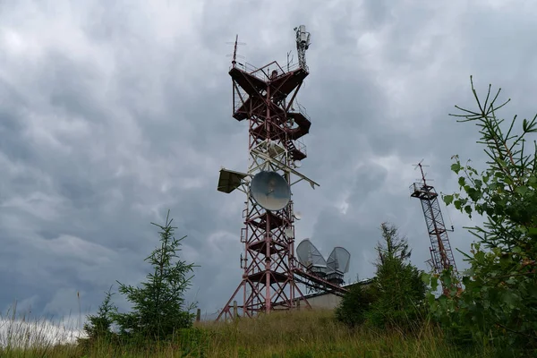 Grandes Antenas Estação Meteorológica Televisão — Fotografia de Stock