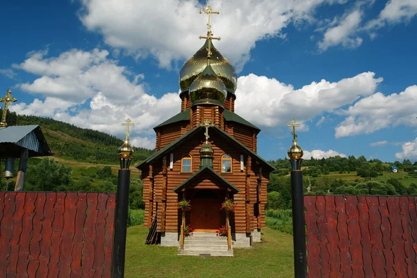 Iglesia Las Montañas Los Cárpatos Aldea Repinne Óblast Zakarpattia Ucrania — Foto de Stock