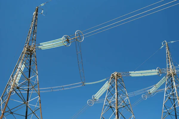 大型输电塔和输电线路 — 图库照片