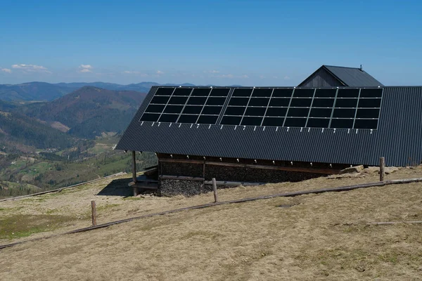 Painéis Células Solares Telhado Edifício Montanhas — Fotografia de Stock