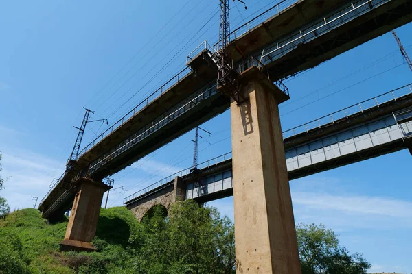 乌克兰喀尔巴阡山脉的一座大铁路桥 — 图库照片