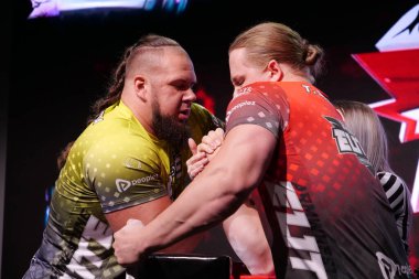 KYIV, UKRAINE, OKTOBER 30, 2021: Profesyonel Bilek Güreşçileri Alex Kurdecha ve Tobias Sporrong PAL 'de TOP 8 Turnuvasında - Kyiv şehrinde Parimatch HUB' de Profesyonel Bilek Güreşi Ligi