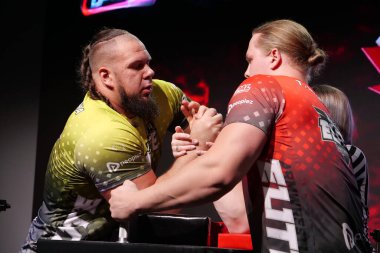 KYIV, UKRAINE, OKTOBER 30, 2021: Profesyonel Bilek Güreşçileri Alex Kurdecha ve Tobias Sporrong PAL 'de TOP 8 Turnuvasında - Kyiv şehrinde Parimatch HUB' de Profesyonel Bilek Güreşi Ligi