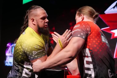 KYIV, UKRAINE, OKTOBER 30, 2021: Profesyonel Bilek Güreşçileri Alex Kurdecha ve Tobias Sporrong PAL 'de TOP 8 Turnuvasında - Kyiv şehrinde Parimatch HUB' de Profesyonel Bilek Güreşi Ligi