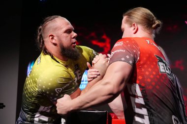 KYIV, UKRAINE, OKTOBER 30, 2021: Profesyonel Bilek Güreşçileri Alex Kurdecha ve Tobias Sporrong PAL 'de TOP 8 Turnuvasında - Kyiv şehrinde Parimatch HUB' de Profesyonel Bilek Güreşi Ligi