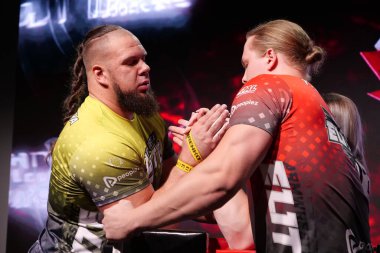 KYIV, UKRAINE, OKTOBER 30, 2021: Profesyonel Bilek Güreşçileri Alex Kurdecha ve Tobias Sporrong PAL 'de TOP 8 Turnuvasında - Kyiv şehrinde Parimatch HUB' de Profesyonel Bilek Güreşi Ligi