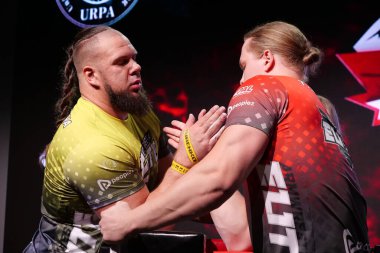 KYIV, UKRAINE, OKTOBER 30, 2021: Profesyonel Bilek Güreşçileri Alex Kurdecha ve Tobias Sporrong PAL 'de TOP 8 Turnuvasında - Kyiv şehrinde Parimatch HUB' de Profesyonel Bilek Güreşi Ligi