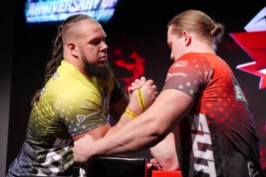 KYIV, UKRAINE, OKTOBER 30, 2021: Profesyonel Bilek Güreşçileri Alex Kurdecha ve Tobias Sporrong PAL 'de TOP 8 Turnuvasında - Kyiv şehrinde Parimatch HUB' de Profesyonel Bilek Güreşi Ligi