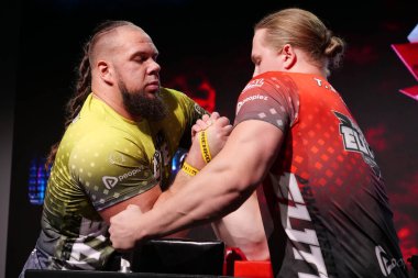 KYIV, UKRAINE, OKTOBER 30, 2021: Profesyonel Bilek Güreşçileri Alex Kurdecha ve Tobias Sporrong PAL 'de TOP 8 Turnuvasında - Kyiv şehrinde Parimatch HUB' de Profesyonel Bilek Güreşi Ligi