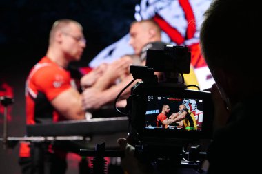 KYIV, UKRAINE, OCTOBER 30, 2021: Profesyonel Bilek Güreşçileri Uzman Bilek Güreşçileri Antonovics ve Oleg Petrenko, PAL 'deki TOP 8 Turnuvası video kamera ekranında