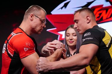 KYIV, UKRAINE, OCTOBER 30, 2021: Profesyonel Bilek Güreşçileri Raimonds Antonovics ve Oleg Petrenko PAL 'de Zirve 8 Turnuvasında