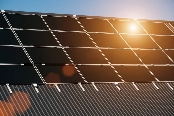 Czarne Panele Ogniw Słonecznych Dachu Domu Słońca Niezależne Źródło Energii — Zdjęcie stockowe